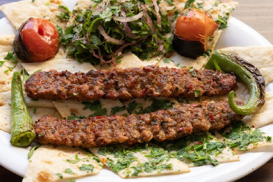 Leckeren Döner und knusprige Pizza bei dem Restaurant Seyhan Imbiss in München mit Lieferservice von türkisches Essen.